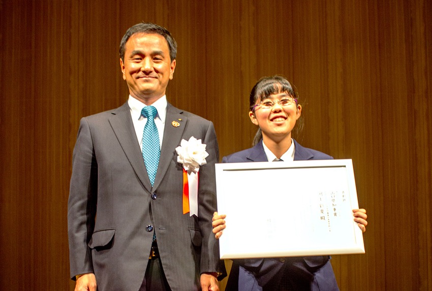 村岡山口県知と知事賞受賞者