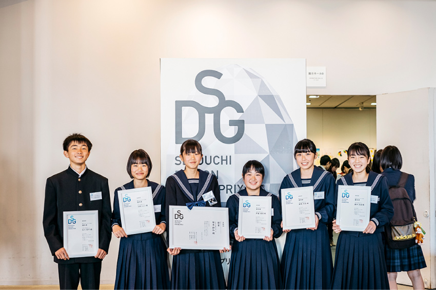 展示会場と受賞者