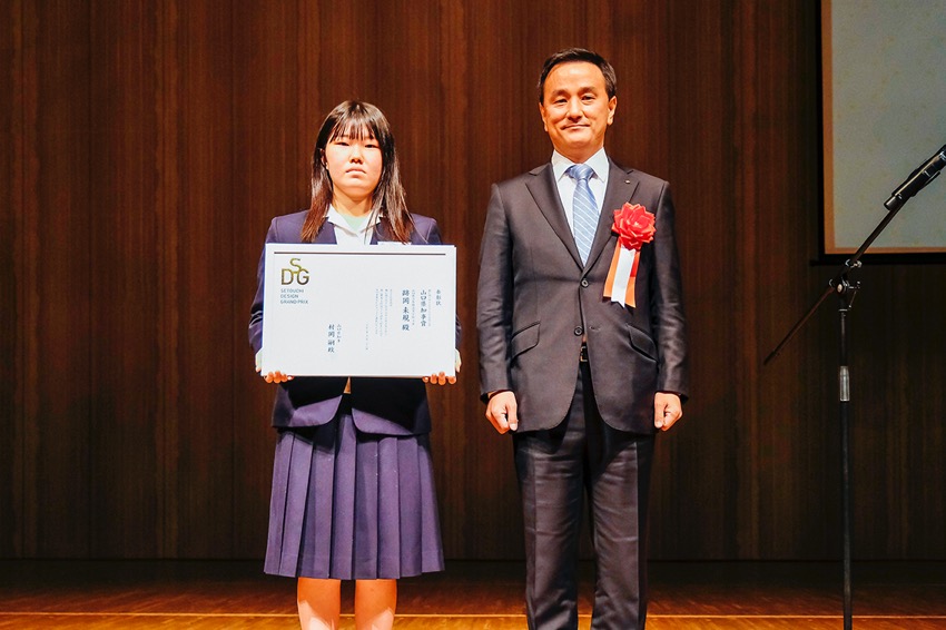 村岡山口県知と知事賞受賞者