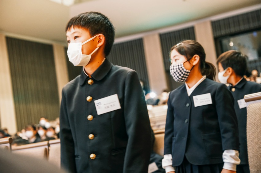 壇上へ上がる順番を待つ小学生