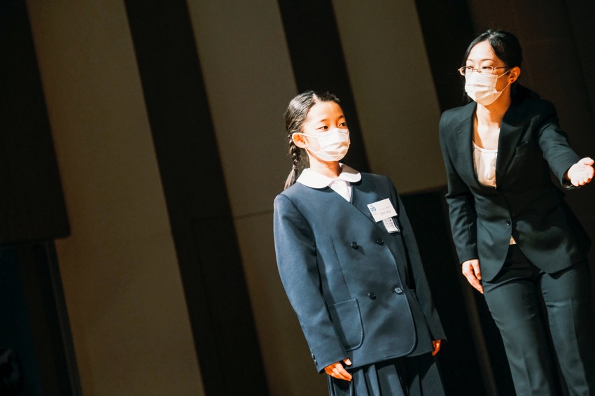 誘導されて中央へ