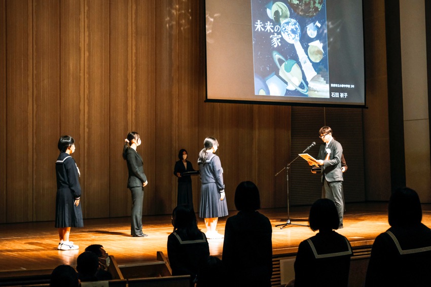 中学生の部 授与（福永みつお審査員）