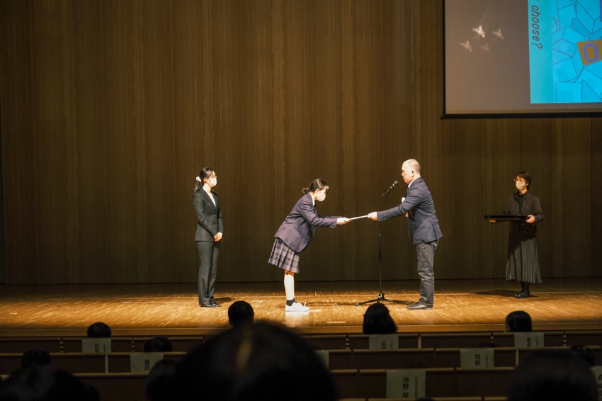 高校生の部 授与（野村勝久審査員）