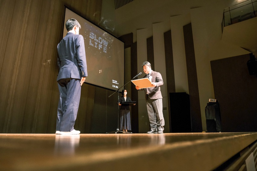 グランプリ授与（前田和也審査員）