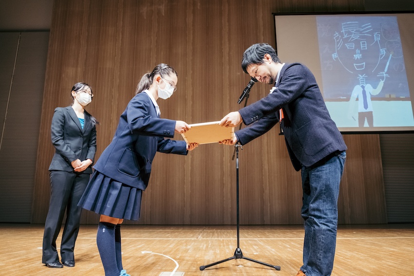 小学生の部 授与(桒原 朗審査員)