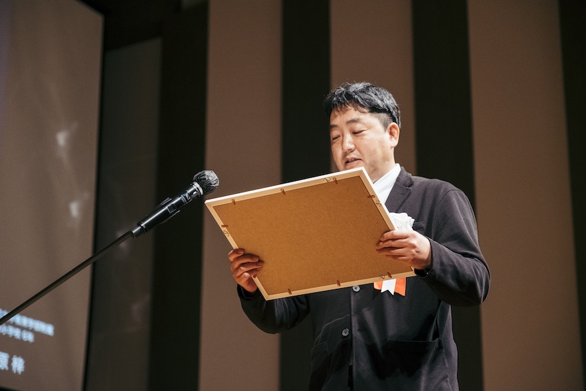 グランプリ 授与(山下圭三審査員)