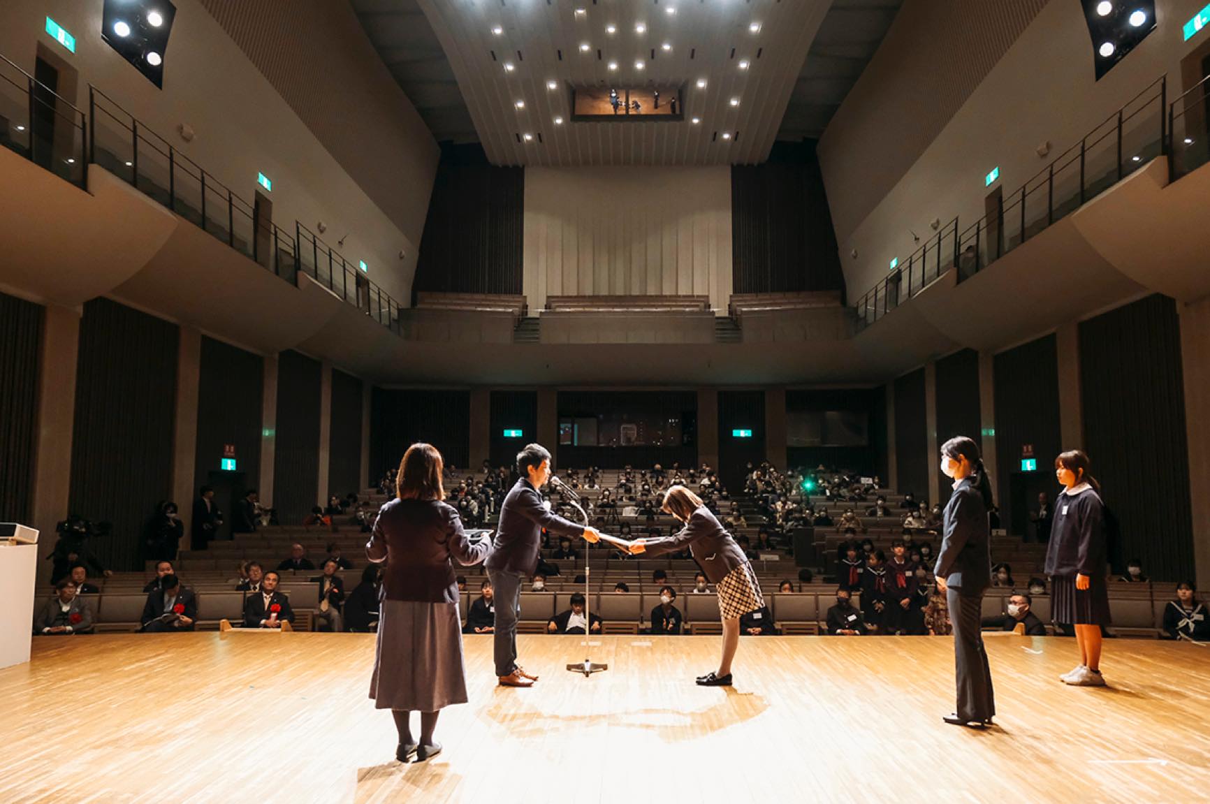 小学生の部 授与（桒原 朗審査員）