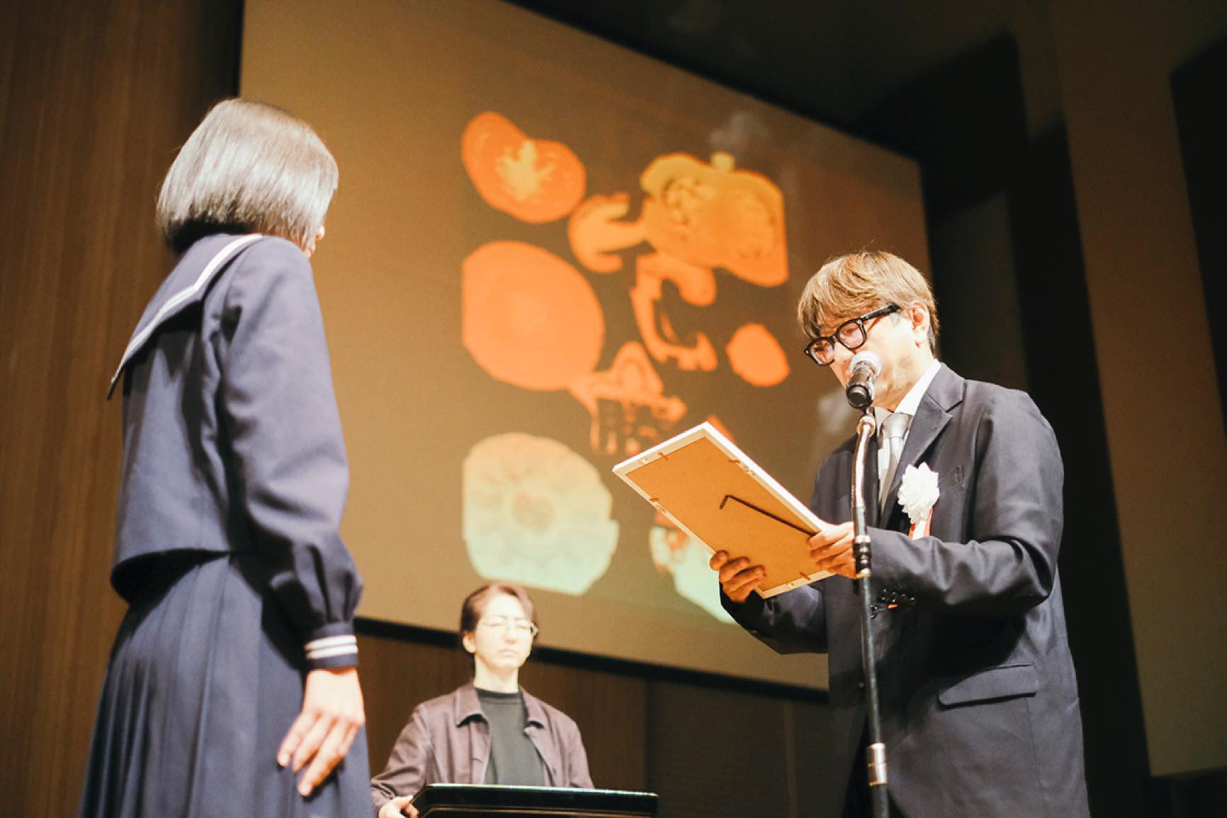 中学生の部 授与（福永みつお審査員）