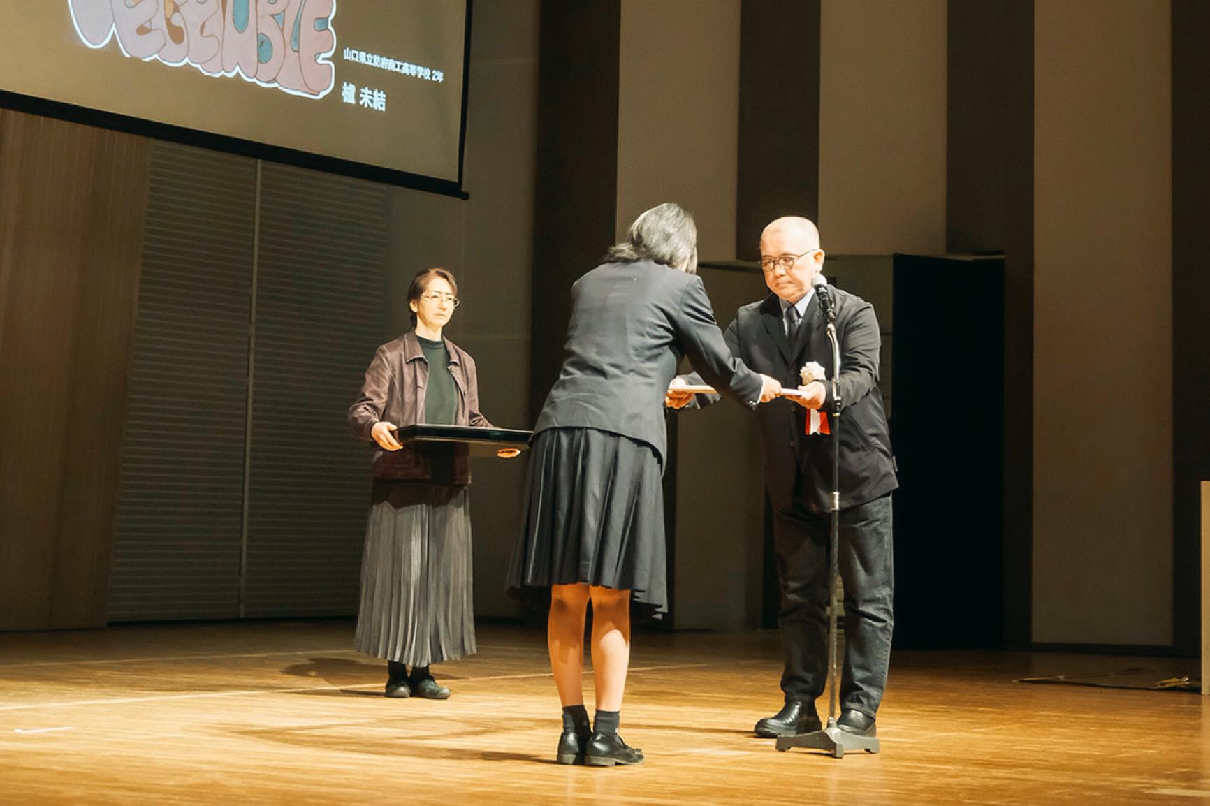 高校生の部 授与（野村勝久審査員）