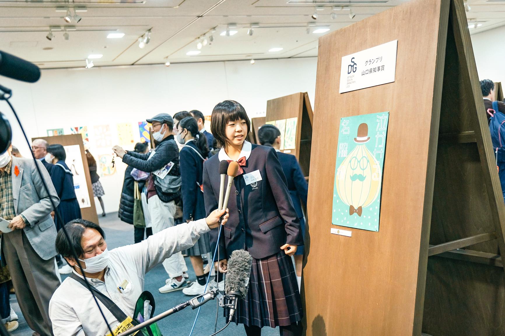 インタビューを受けるグランプリ受賞者