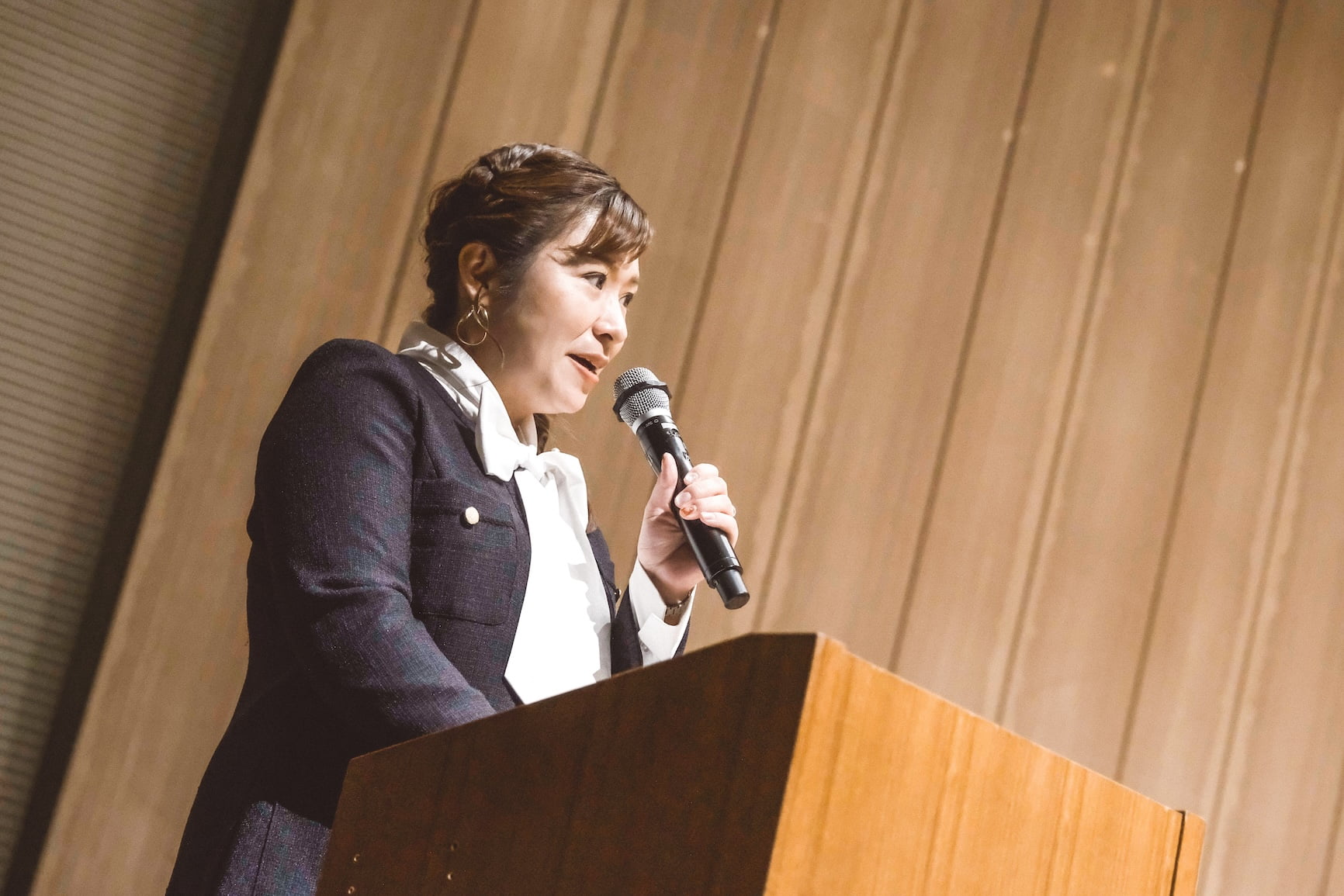 司会は今年も、tysテレビ山口の関谷名加アナウンサー