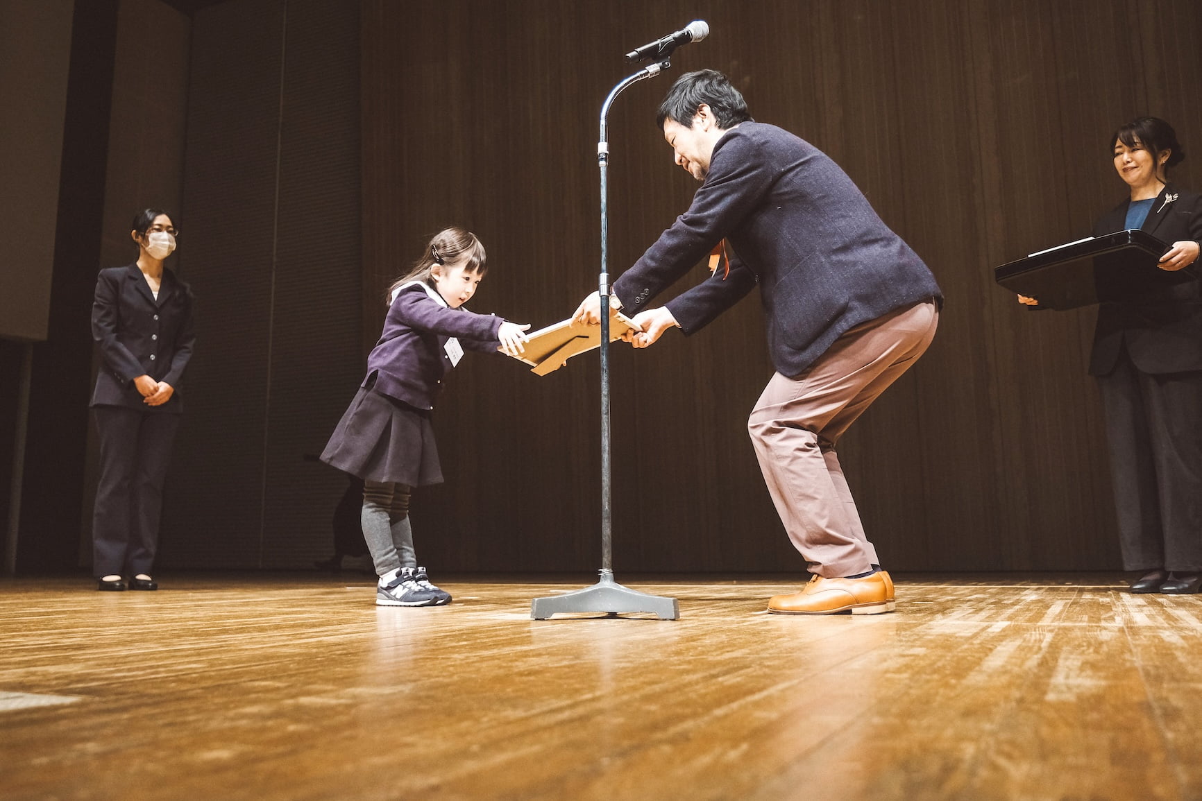 小学生の部 授与（桒原朗審査員）