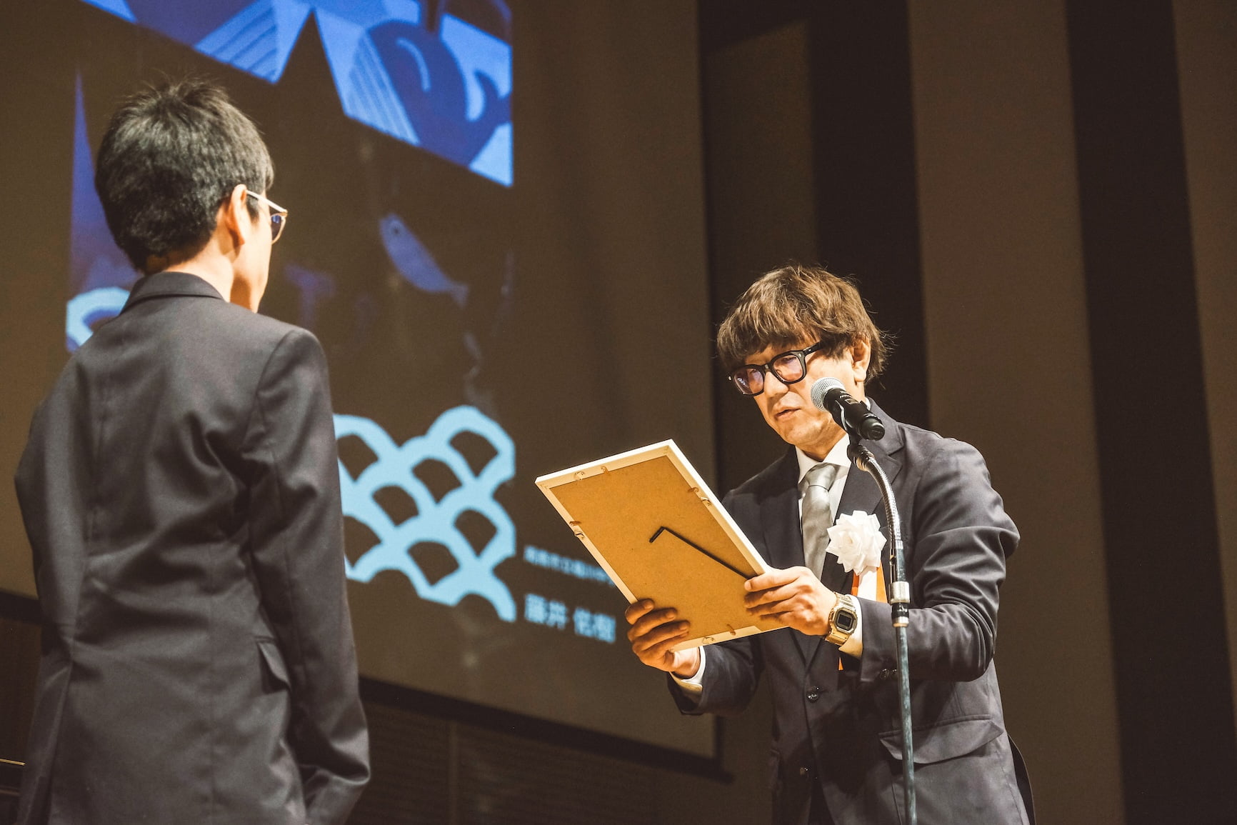 中学生の部 授与（福永みつお審査員）