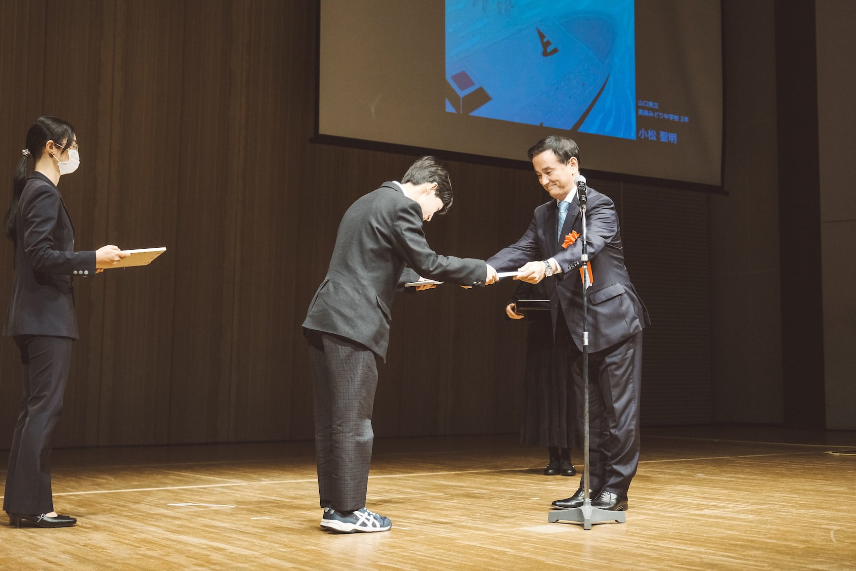 山口県知事賞 授与（村岡嗣政県知事）